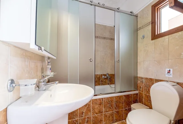 شقة بسريرين مزدوجين بغرفتي نوم مع أريكة في الطابق الأرضي، Arazzo Holiday Apartments 8/8