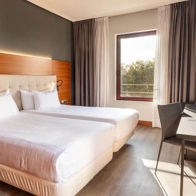 غرفة ديلوكس بسرير مزدوج بشرفة، Silken Amara Plaza 2/3