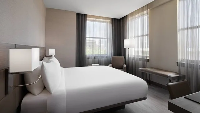 غرفة ركنية بسرير كينج لذوي الإعاقة، AC Hotel by Marriott Little Rock Downtown 1/4