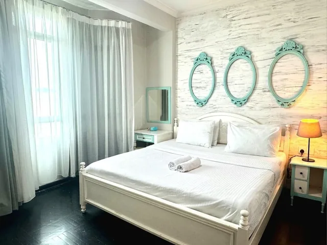 جناح ديلوكس بسرير كوين وسرير فردي بـ3 غرف نوم، Century Bay Private Residences 2/7