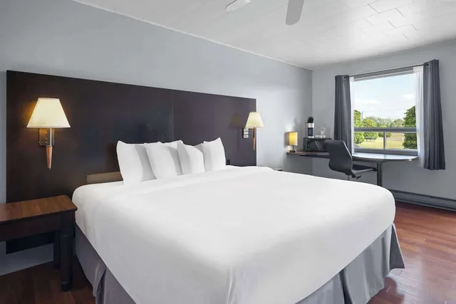 غرفة بسرير كينج، Travelodge by Wyndham Grand Falls 1/2