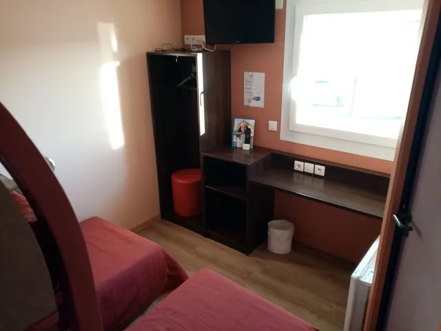 غرفة قياسية ثلاثية بسرير بطابقين وسرير فردي، BRIT HOTEL SAINT-QUENTIN 1/1