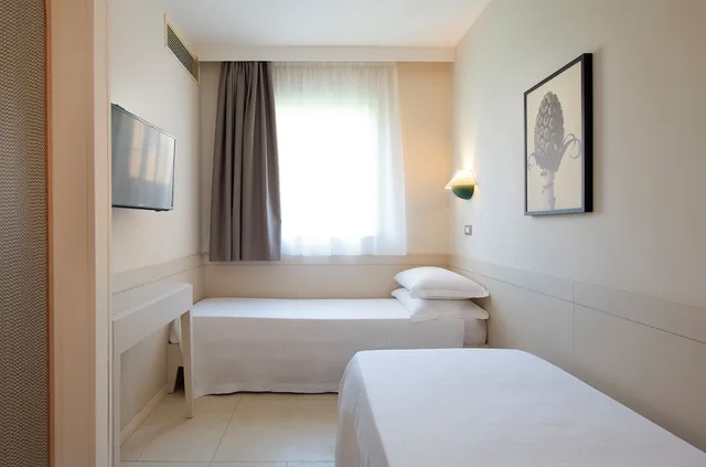 غرفة كلاسيكية عائلية بسرير مزدوج وسريرين منفصلين، Vivosa Apulia Resort 2/3