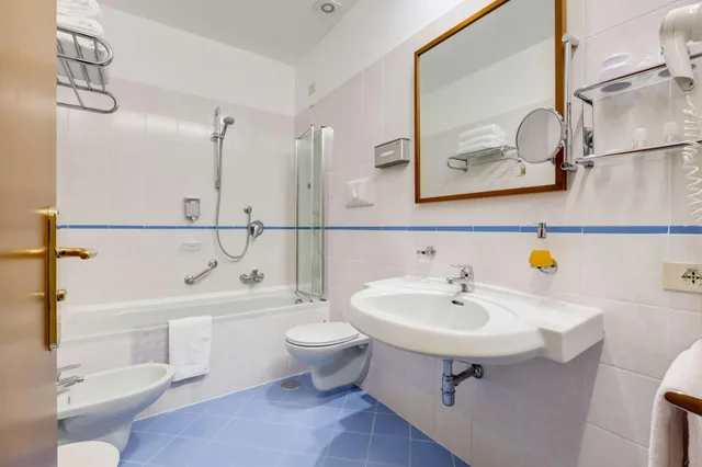 غرفة سوبيريور بانورامية بسرير كوين بإطلالة على البحر بشرفة، Best Western Hotel La Solara 2/2