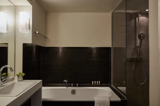 جناح بسرير كينج بإطلالة على الحديقة بغرفة نوم واحدة، Hotel Indigo Duesseldorf Victoriaplatz 4/8