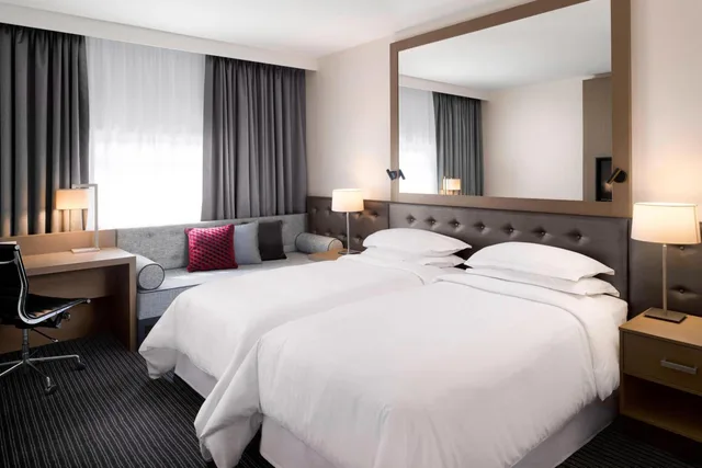 غرفة كلوب بسريرين منفصلين مع دخول صالة النادي، Sheraton Heathrow Hotel 2/8