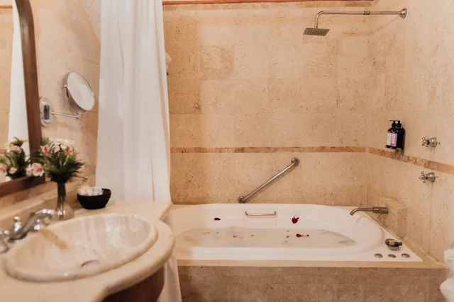 Master, Suite, King Bed, Jetted Tub، Hacienda Sepulveda Hotel Spa 10/10