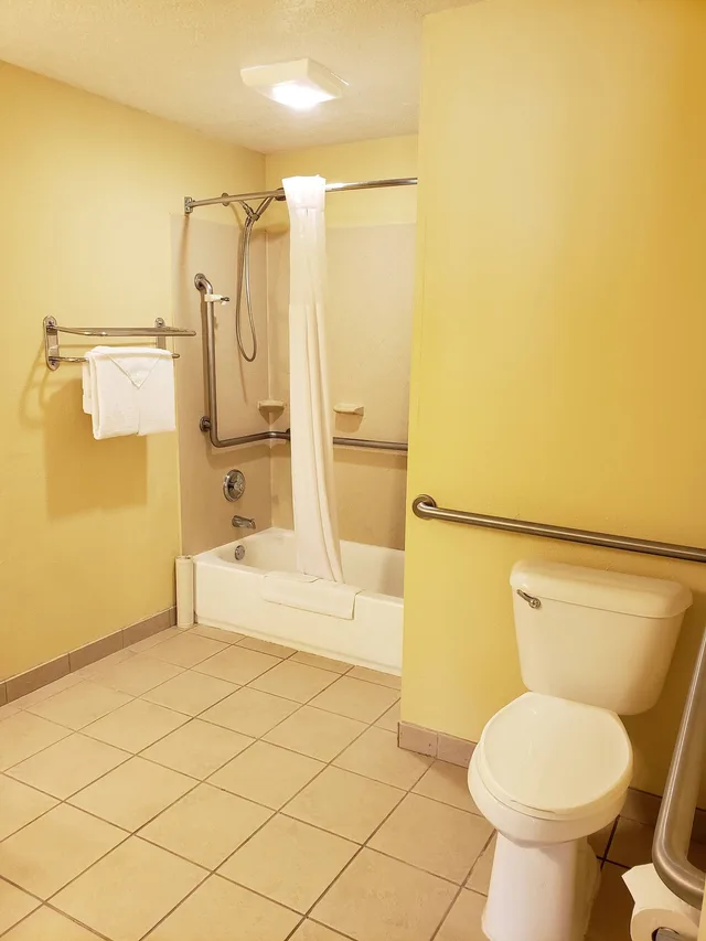 غرفة بسرير كوين لذوي الإعاقة، Quality Inn & Suites Vancouver - Hazel Dell 4/4