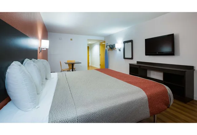 غرفة بسرير كينج للمدخنين، Motel6 Suwanee GA - Gwinnett Center 2/4