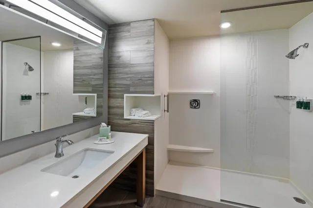 غرفة بسرير كينج بشرفة، Courtyard by Marriott South Padre Island 6/8