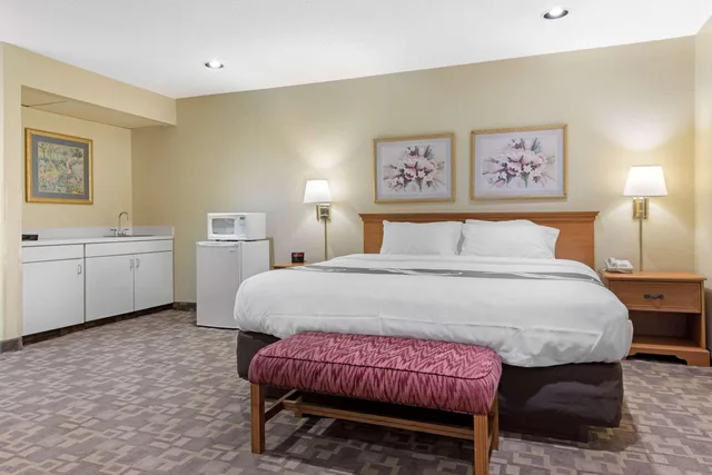 Upgrade, Efficiency, Suite, King Bed، Quality Inn Washington Court House 1/1