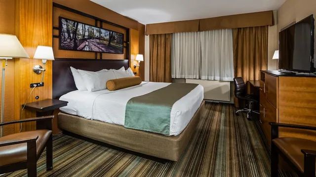 غرفة قياسية بسرير كينج بحوض جاكوزي، Best Western Queens Gold Coast 3/8