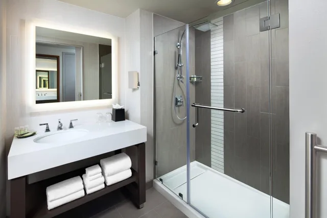 غرفة كبيرة بسريرين كوين بحوض استحمام لذوي الإعاقة، The Westin Austin Downtown 10/10
