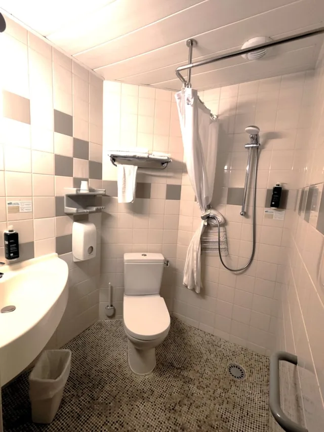 غرفة بثلاثة أسرّة، Brit Hotel Suisse Et Bordeaux 7/8
