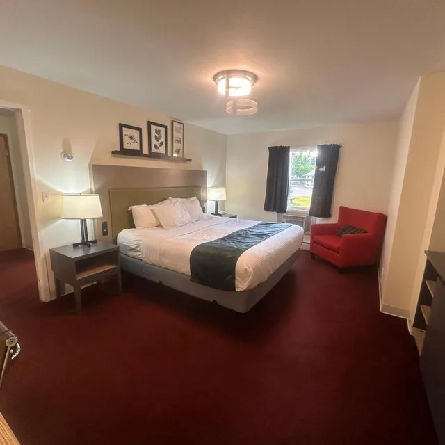 غرفة بسرير كينج، Pictured Rocks Inn & Suites 1/8