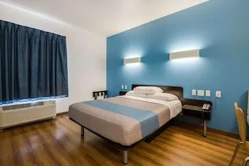 غرفة بسرير كوين، Motel6 Poplar Bluff, MO 1/1