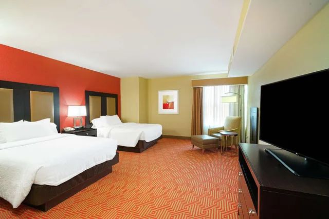 جناح بسرير كوين بغرفة نوم واحدة مع أريكة، Hilton Garden Inn Dalton 1/1