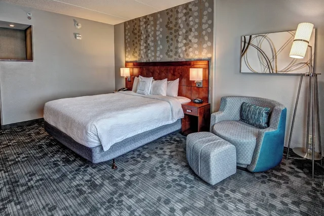 غرفة بسرير كينج مع أريكة، Courtyard by Marriott Newport News Airport 1/3