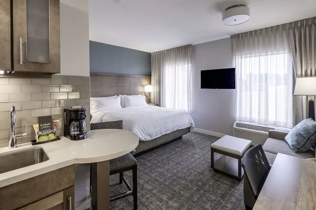 جناح بسرير كينج بغرفة نوم واحدة لذوي الإعاقة، Staybridge Suites Montgomery - Downtown 2/4