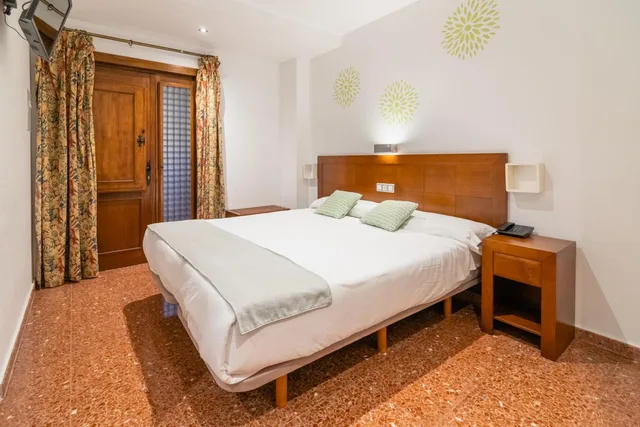 غرفة بسرير مزدوج بإطلالة في الطابق الأرضي، Hotel Riad Arruzafa 1/4
