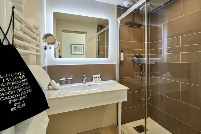 غرفة رومانسية ديلوكس بسرير مزدوج بإطلالة على البحر، Les Villas D Arromanches 2/3