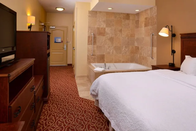 جناح استوديو بسرير كينج بحوض جاكوزي، Hampton Inn Lincoln 3/5