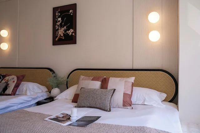 Senior, Apartment, 1 Queen and 2 Double Beds، Book and Bed-People's Square 8/10