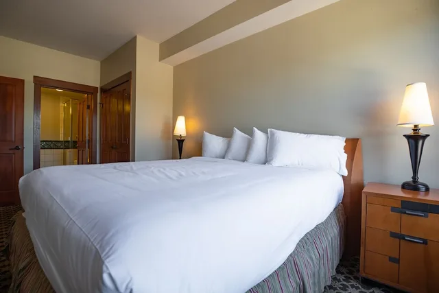 شقة سكنية بسريرين منفصلين وسرير كينج وأسرّة بطابقين بغرفتي نوم مع أريكة، The Village at Palisades Tahoe 2/4