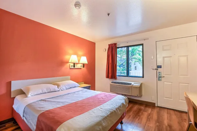 1 Full Bed - ADA/RI Shower، Motel6 Pinole, CA 4/10