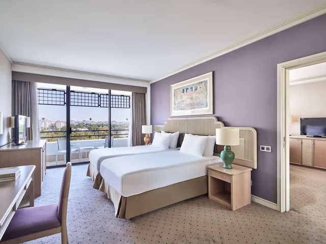 غرفة متصلة بسريرين منفصلين وسرير كينج بإطلالة على البحر، Rixos Downtown Antalya 7/19
