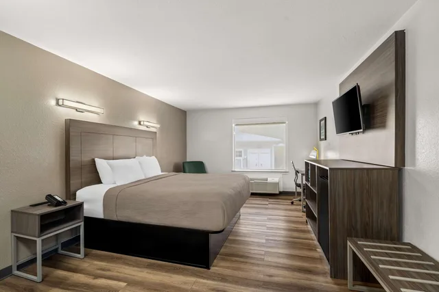 Room, King Bed, Quality Inn & Suites Biloxi - Ocean Springs 5/7