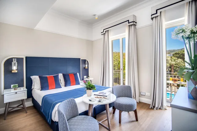 غرفة سوبيريور بإطلالة على الحديقة بشرفة، Hotel Mediterraneo Sorrento 1/3