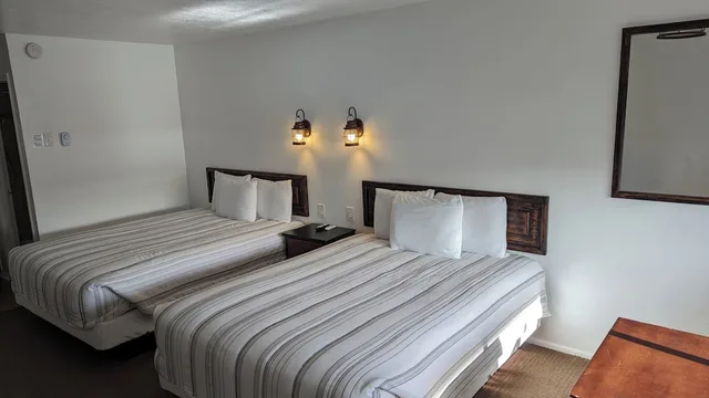 غرفة ديلوكس بسريرين كوين، High Desert Inn 1/7