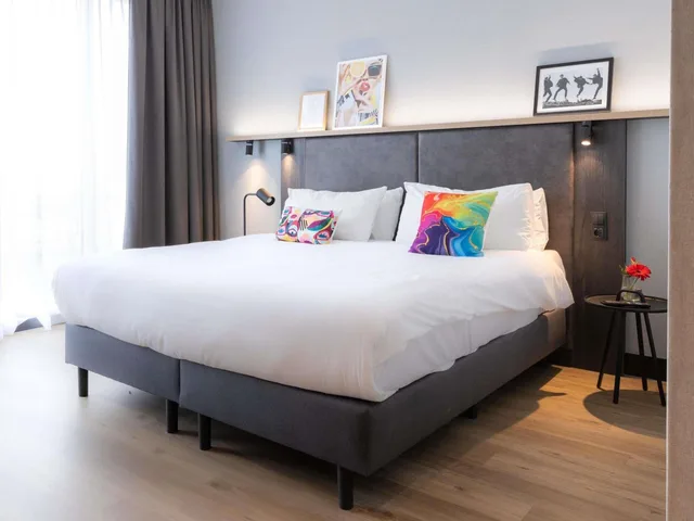 غرفة ديلوكس بسرير مزدوج بشرفة في الطابق العلوي، Ibis Styles Den Haag Scheveningen 2/9