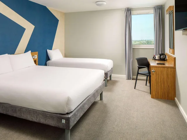 غرفة قياسية بسرير فردي وثلاثة أسرّة، ibis budget London Heathrow Central 2/8
