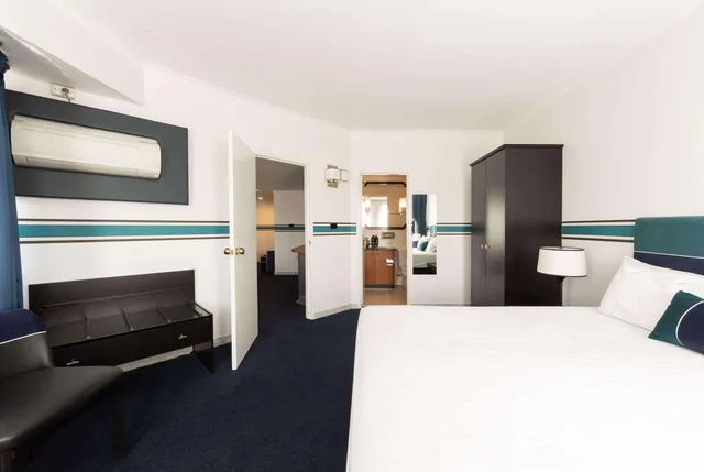 Boardroom, Suite, King Bed, Ramada by Wyndham Diplomat Canberra 2/4