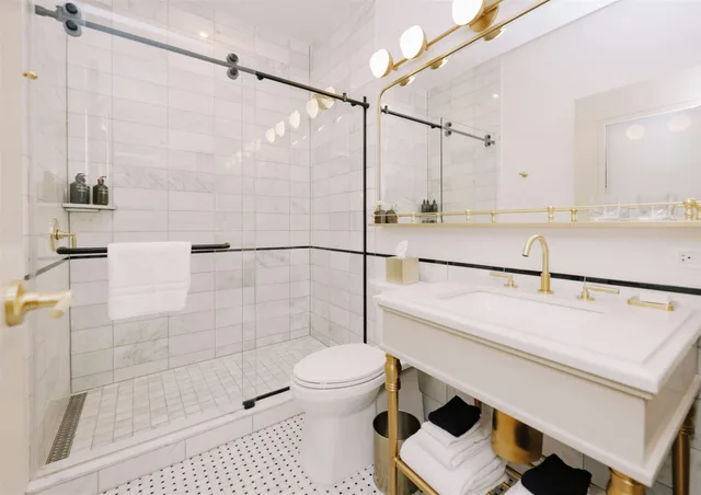 Room, King Bed, Accessible, Hotel Heron Alexandria Old Town, Curio Collection by Hilton 2/2