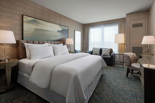 Traditional, King Bed, The Westin Calgary Airport 2/7
