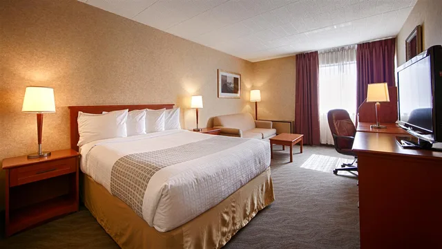 غرفة بسرير كوين مع أريكة يُسمح فيها بالحيوانات الأليفة، Best Western North Bay Hotel and Conference Centre 1/3