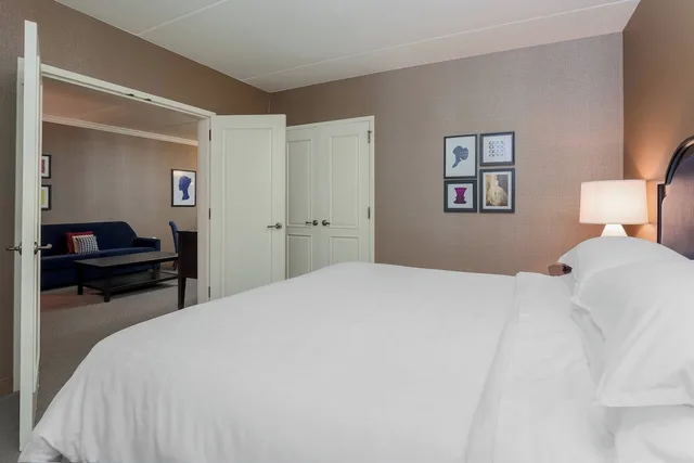 جناح ركني بسرير كينج مع أريكة، Sheraton Tarrytown Hotel 2/4