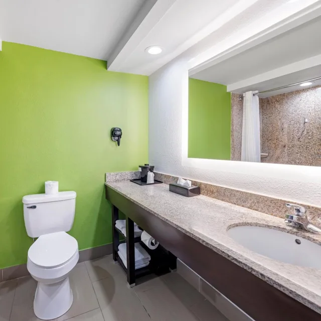 غرفة بسرير كينج بجاكوزي، Quality Inn Clarksville 9/9