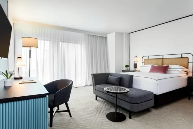 غرفة ركنية بسرير كينج، Kimpton Hotel Fontenot 1/2