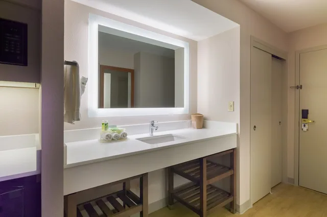Standard, Queen Bed, Holiday Inn Express Philadelphia Ne - Langhorne 2/3