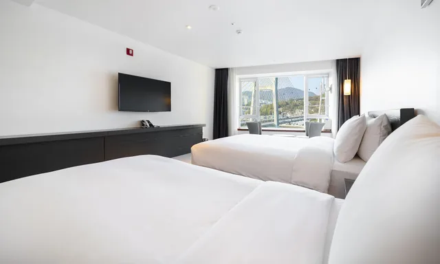 Bridge, Cruise, Ocean, Twin Beds, 1 Double and 1 Single Bed, Pool Access، Hotel Haven 6/7