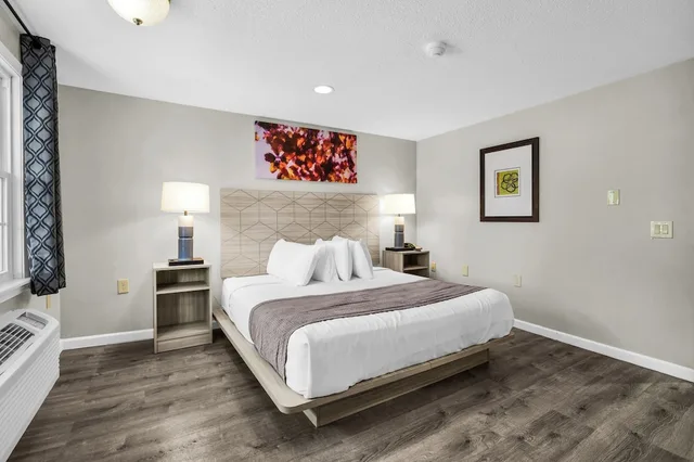 Basic, Single, King Bed, Accessible, Knights Inn Danvers 1/8