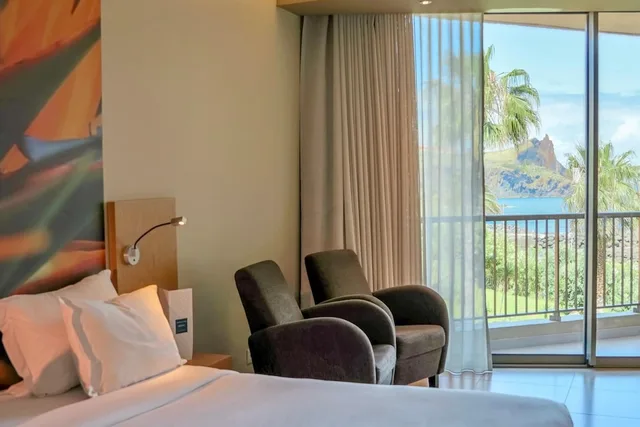 غرفة كلاسيكية بسريرين منفصلين وسرير كوين بإطلالة على البحر، The Views Oasis 10/10