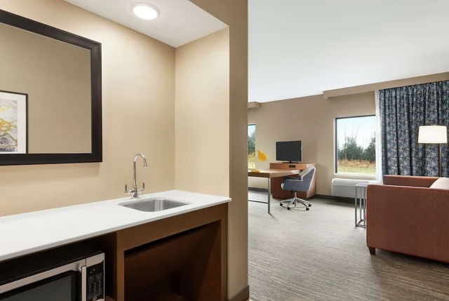 غرفة بسرير كينج مع أريكة لذوي الإعاقة، Hampton Inn Suites Overland Park South Ks 4/4