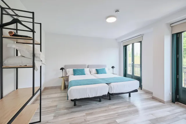 غرفة قياسية بسريرين منفصلين وسرير كوين، Pombal Rooms Santiago 2/7