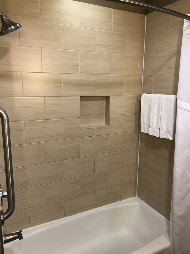 غرفة قياسية بسرير كينج مع أريكة، Holiday Inn Express Amp Suites North Dallas At Preston 10/10