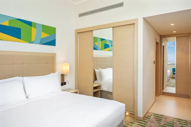 غرفة بريميوم بسرير كينج، Holiday Inn & Suites Dubai Science Park 1/5